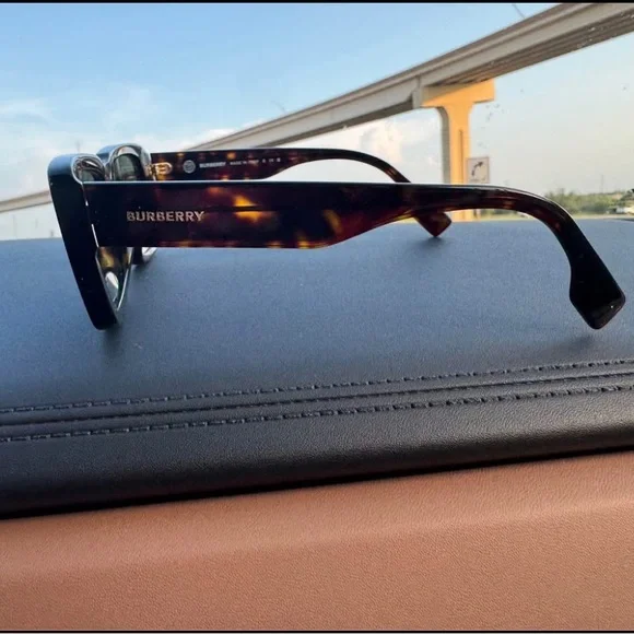Burberry sunglasses like new - Picture 2 of 4